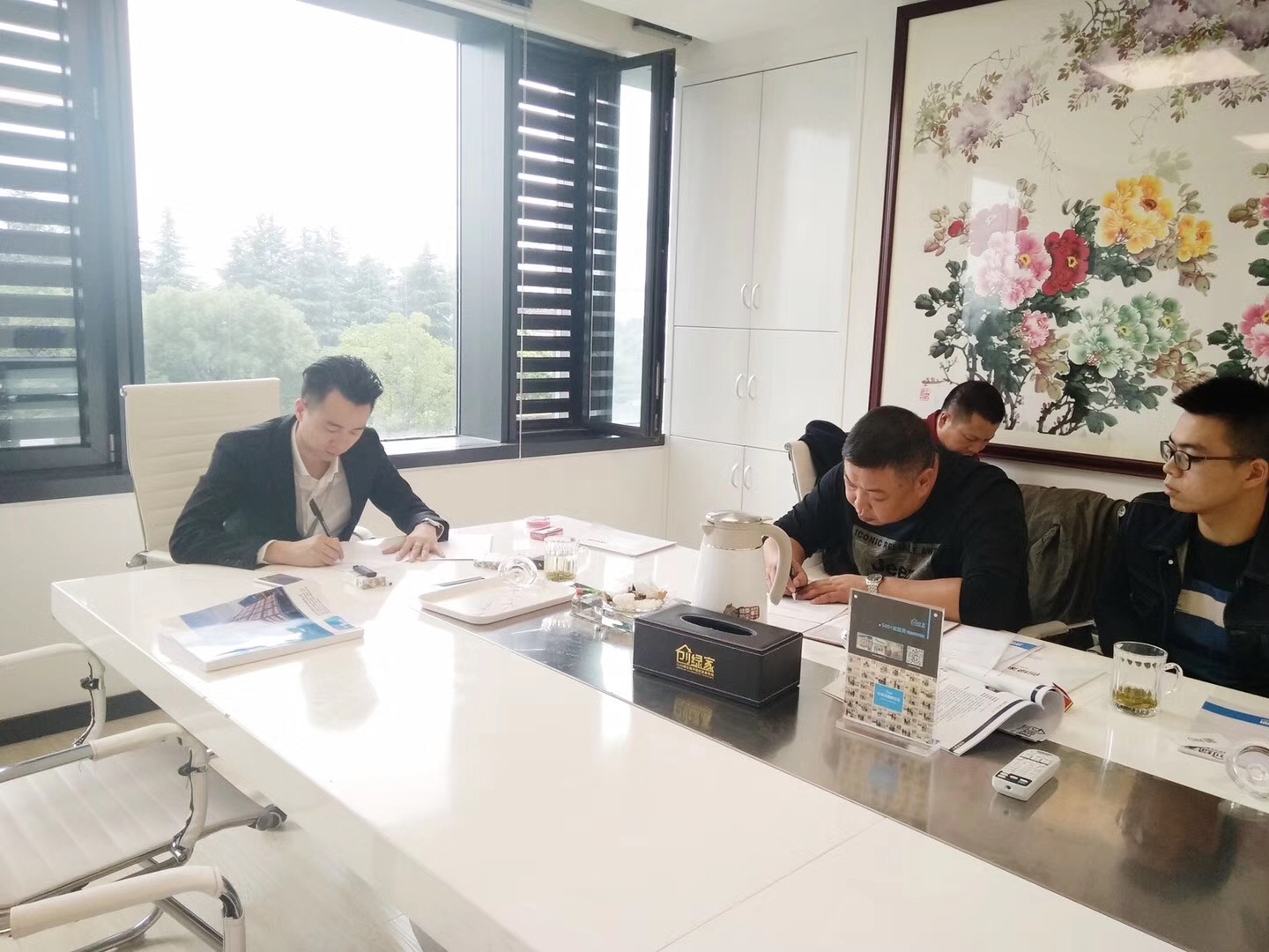 熱烈祝賀何總父子簽約創綠家江西省市級代理！