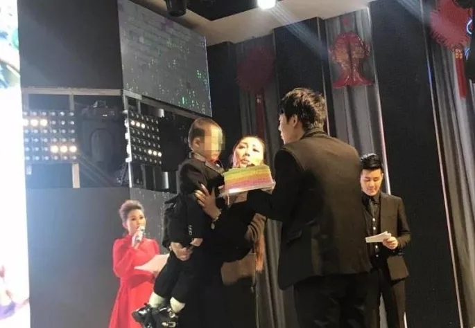 4歲男孩和媽媽辦“婚禮”，真相令人淚崩！