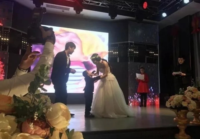 4歲男孩和媽媽辦“婚禮”，真相令人淚崩！