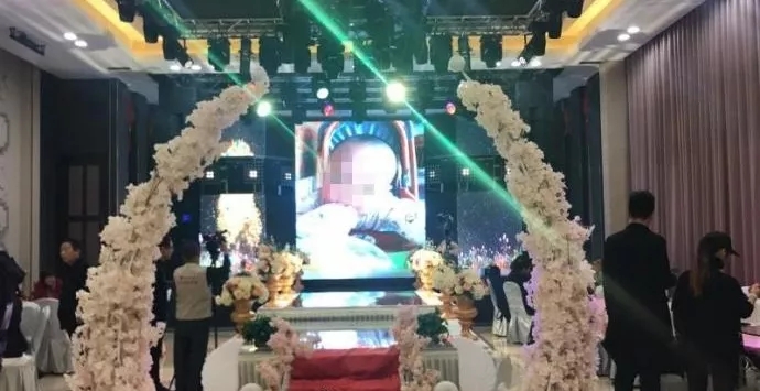 4歲男孩和媽媽辦“婚禮”，真相令人淚崩！