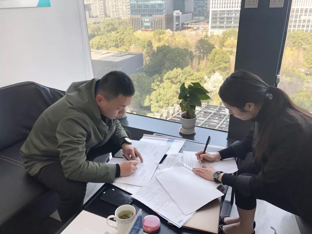 彭總之前是在國企上班，現在選擇自己創業，自己做過多方面的了解，千里迢迢來考察，注重公司實力、扶持力度和產品效果，對這個行業也是非常有信心，在我們除醛技術交流峰會現場果斷簽約！